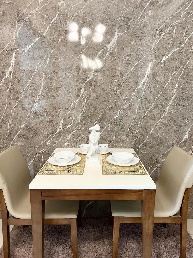 La Palazzo - Across Uptown Mall & Grand Hyatt Bgc Taguig Bagian luar foto